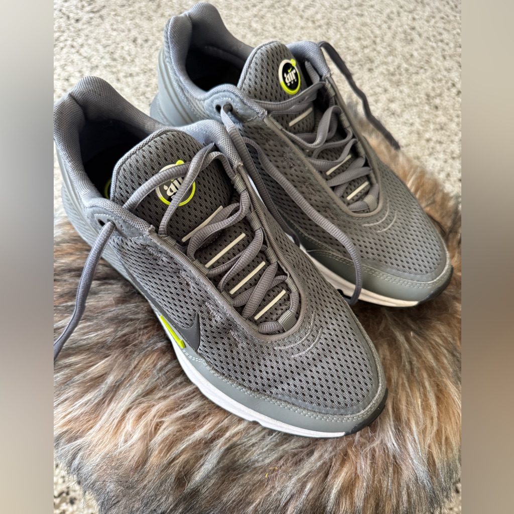 Nike Air Max 270 Sneakers Sz 9 Men’s / Sz 11 Women’sunisex
